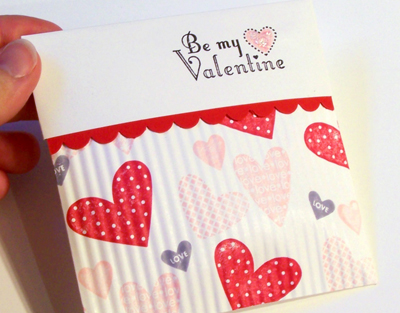 ハート柄のラッピングペーパーとリボンで作る オシャレで簡単なバレンタインカード